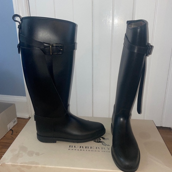 Burberry rain boots - Picture 1 of 5